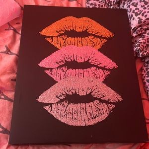 This is a gold,pink,silver kiss to go on your wall